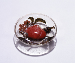 型吹き彩色桃文ガラス盃