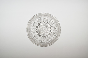 プレス十九曜・籠目に菖蒲文ガラス深皿　