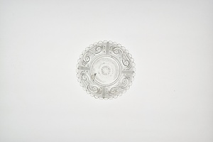 プレス菊・ダイヤに唐草四ツ割文ガラス小皿　