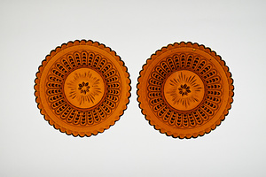 プレス旭光にアーチ付霰文茶色ガラス皿　