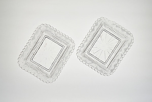 プレス旗に桜・錨文ガラス角皿  2枚