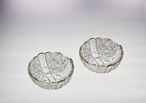 プレス菊繋ぎ四ツ割文ガラス小鉢 2個　