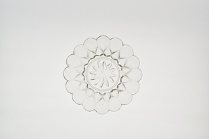 プレス剣菊に花弁文ガラス皿