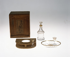 金彩ガラス杯・栓付瓶・皿揃い