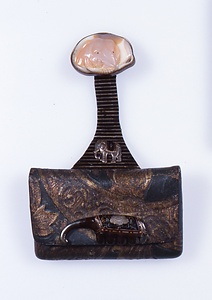 花模様金唐革煙草入象金具