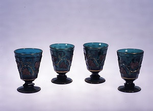 金彩焼付緑色葡萄文脚付プレスガラス杯