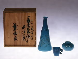 蒔絵草花文青色ガラス徳利・ガラス手付盃・ガラス盃台