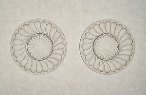 プレスねじり菊文ガラス皿
