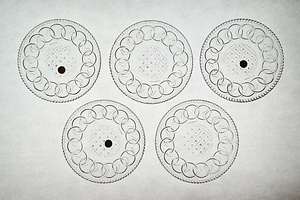 プレス格子に水玉・輪繋ぎ文ガラス皿