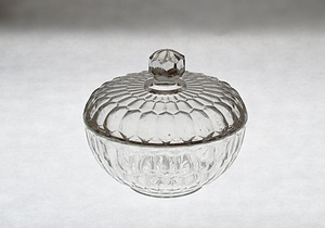 プレス亀甲文ガラス蓋物