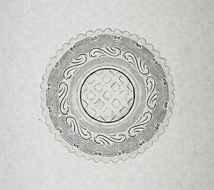 プレスホブネイルに唐草文ガラス皿