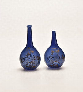 蒔絵牡丹文紫色ガラス徳利