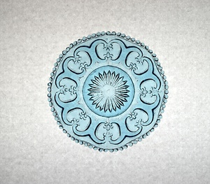 プレス剣菊にハート文青色襞縁ガラス皿