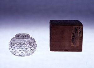 手彫り切子剣菊に霰文ガラス振出
