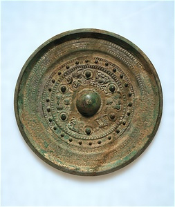 三角縁神獣車馬鏡（奈良県佐味田宝塚古墳出土）