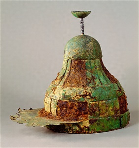 蒙古鉢形眉庇付胄（奈良県五条猫塚古墳出土）