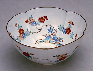 伊万里色絵花卉文輪花鉢（柿右衛門様式）