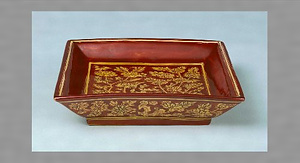 倣明嘉靖黄地紅彩菊牡丹文角鉢