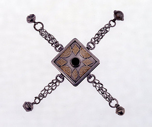 男児用護符（デペベント）または女児用帽子飾り（グッパ）