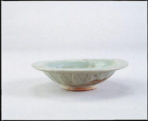 中国産陶磁器 龍泉窯系青磁折縁皿