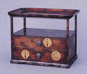 村梨子地杏葉紋揚羽蝶紋散鼻紙台