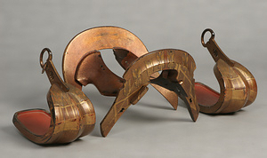 梨子地矢筈蒔絵鞍・鐙