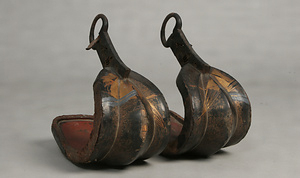 梨子地扇文蒔絵鐙