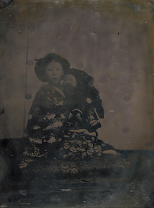 乳児を抱く鍋島胤子像