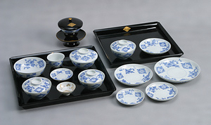 染付朝香宮家紋付折技菊模様食器