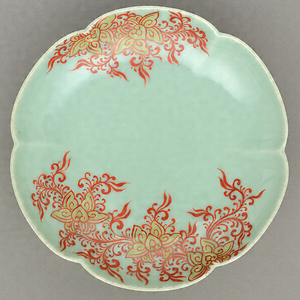 青磁赤絵唐草花文輪花皿