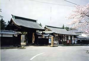 米沢市上杉記念館門