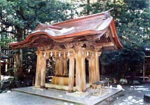 彌彦神社手水舎