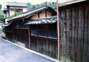 免山篤家住宅北及び東塀