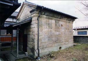 加治木町立図書館（旧郷土館付属石造倉庫）