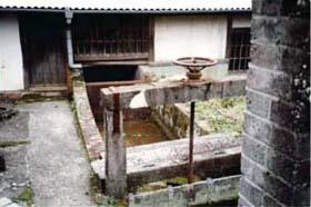 天山酒造旧精米所立型水車及び水路