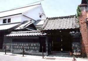 氷川町まちつくり酒屋（旧井芹家住宅）門