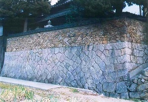 山吉山本家住宅練塀