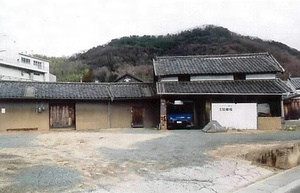 ヤマサン醤油製麹長屋門及び納屋