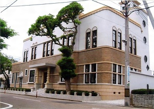 小松市立空とこども絵本館（旧小松警察署庁舎）