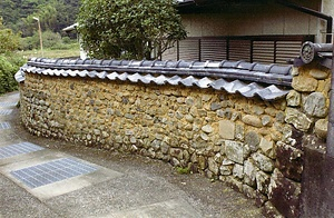 豊永染物店土塀