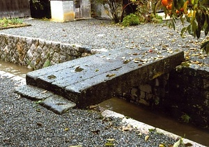 平尾家住宅下の石橋