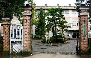 新潟県立村松高等学校（旧新潟県立工業学校）正門