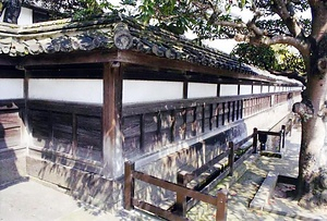 旧稲葉家別邸外塀及び東門