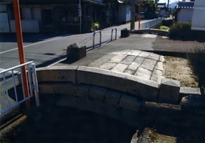 真宗大谷派四日市別院石橋及び水路石垣