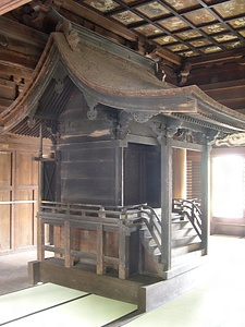 三明寺本堂内宮殿