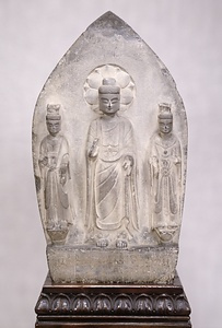 石造如来及両脇侍立像