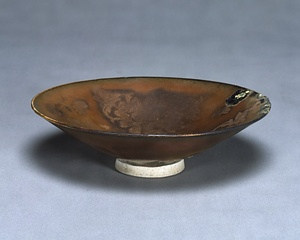 定窯柿釉金彩蝶牡丹文碗