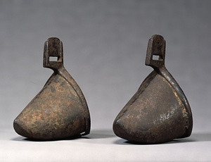 鉄壺鐙〈金銅鉸具頭付／〉