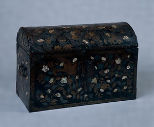 花鳥蒔絵螺鈿櫃