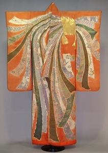 紋縮緬地熨斗文友禅染振袖